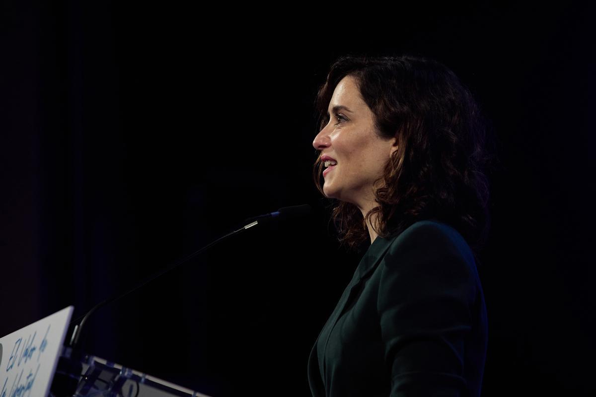 La presidenta de la Comunidad de Madrid y del PP de Madrid, Isabel Díaz Ayuso, interviene durante el acto de clausura del XIII Congreso Autonómico Extraordinario de Nuevas Generaciones del PP, en el Auditorio Adolfo Suárez, a 5 de noviembre de 2022, en Ma