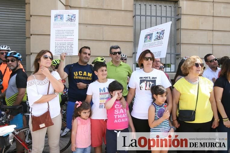 Concentración por la seguridad de los ciclistas