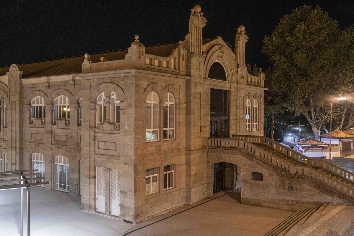 La actividad de mercado de abastos en el histórico edificio del entorno de las Burgas comenzó en 1924.