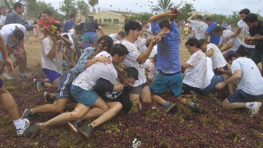 Nur ein kleiner Teil der Ernte wird beim Weinfest in Binissalem verhunzt.