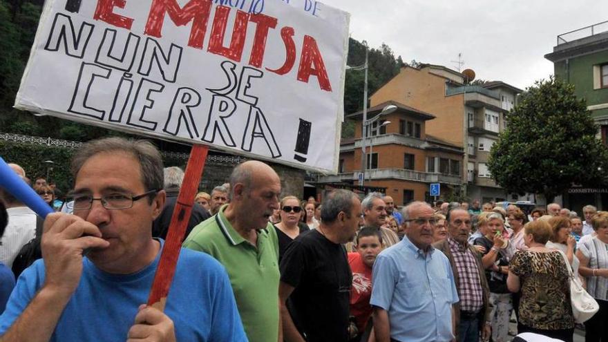 Vecinos durante la protesta por el cierre de Emutsa.