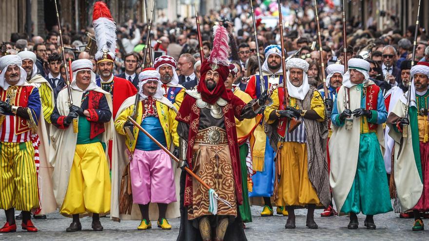 La Gloria proclama la llegada de los Moros y Cristianos de Alcoy