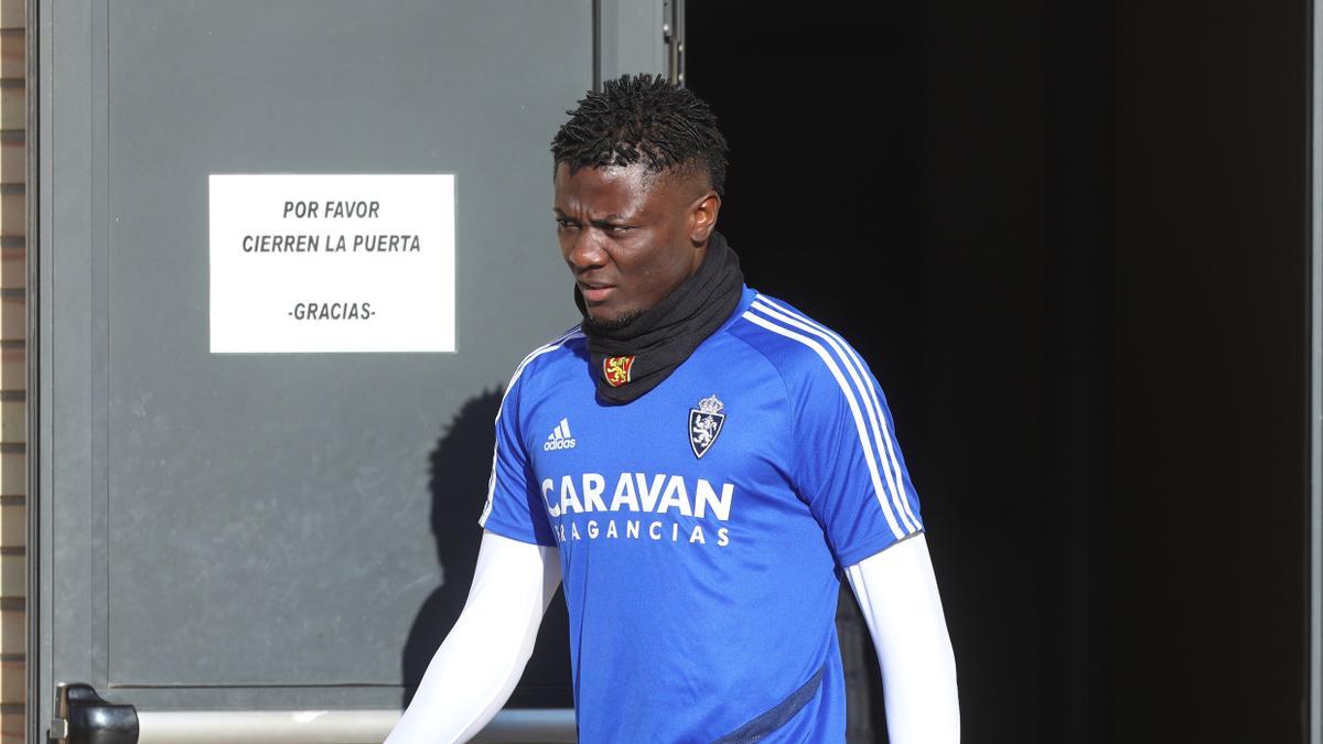 Bikoro, antes de empezar un entrenamiento en el Real Zaragoza.