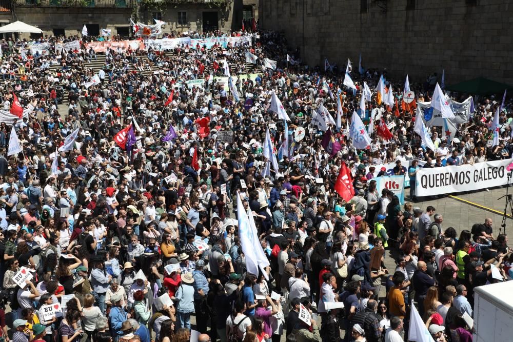 Milleiros de persoas reivindican o galego // X. Álvarez