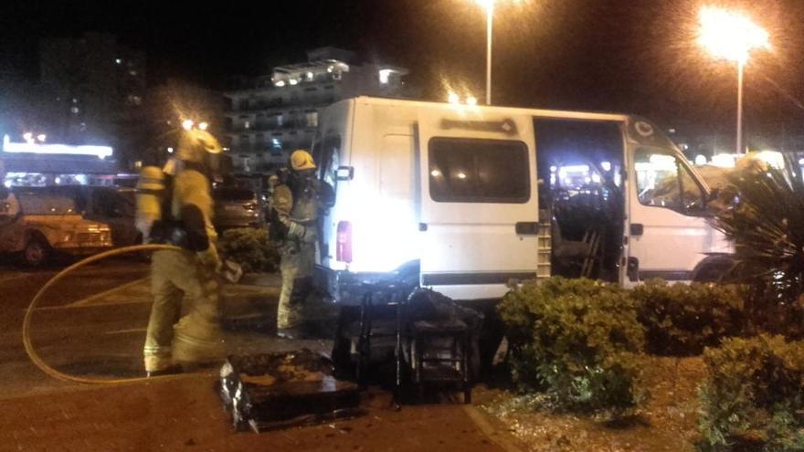 Alarma en la playa del Arenal de Xàbia al arder la furgoneta de un puesto de artesanía