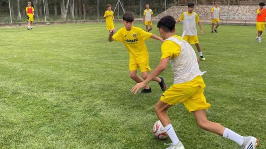 Varios jugadores del Villarreal en las instalaciones deportivas de Novillas. | SERVICIO ESPECIAL