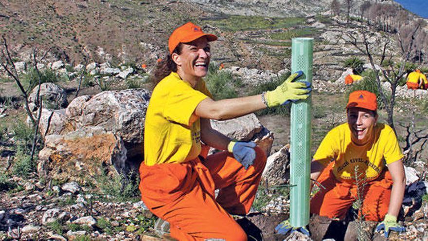 Dos voluntarias, ayer durante las tareas de plantación.