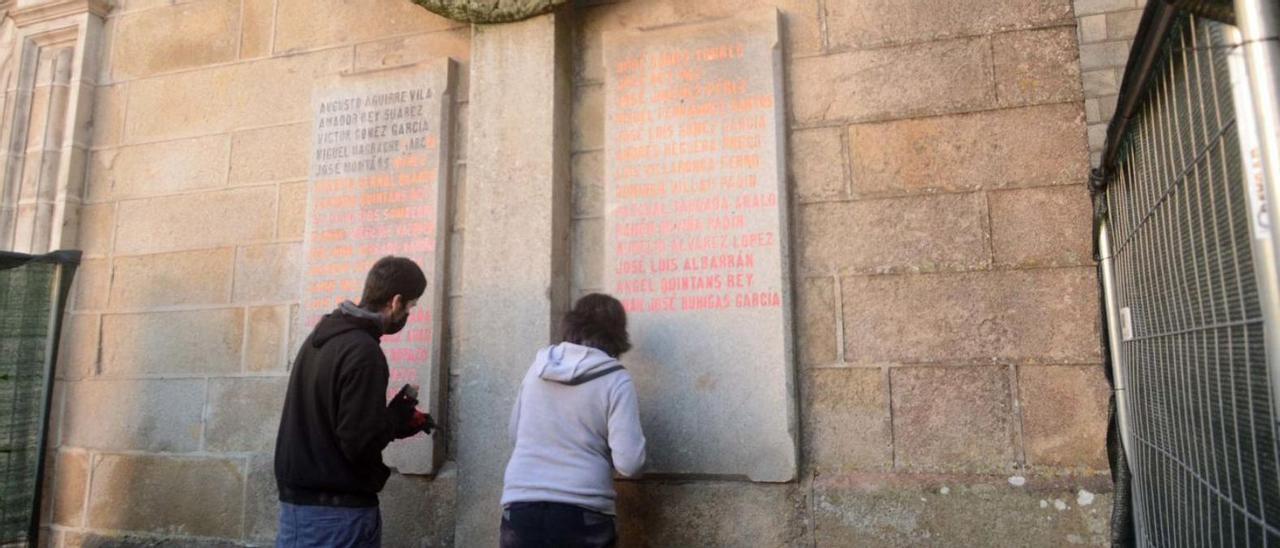 Después de retirar las placas, le tocará a la corona de la cruz falangista de la Parroquial.