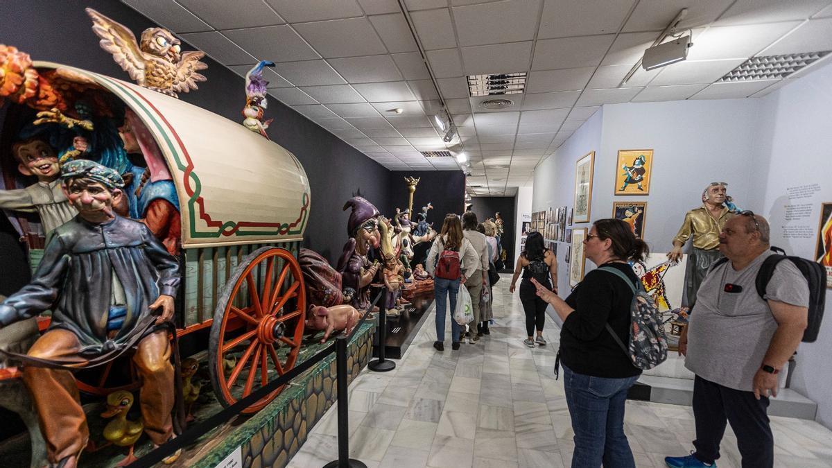 Visitantes recorren una de las salas del Museo de Hogueras de Alicante, donde conviven ninots indultats y otros materiales, en imagen de archivo