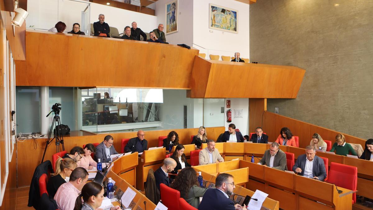 Varios ganaderos presencian el Pleno desde la tribuna de público.