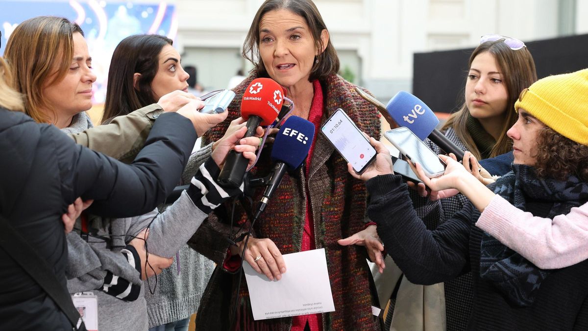 La portavoz del PSOE en el Ayuntamiento de Madrid, Reyes Maroto, ofrece declaraciones a los medios