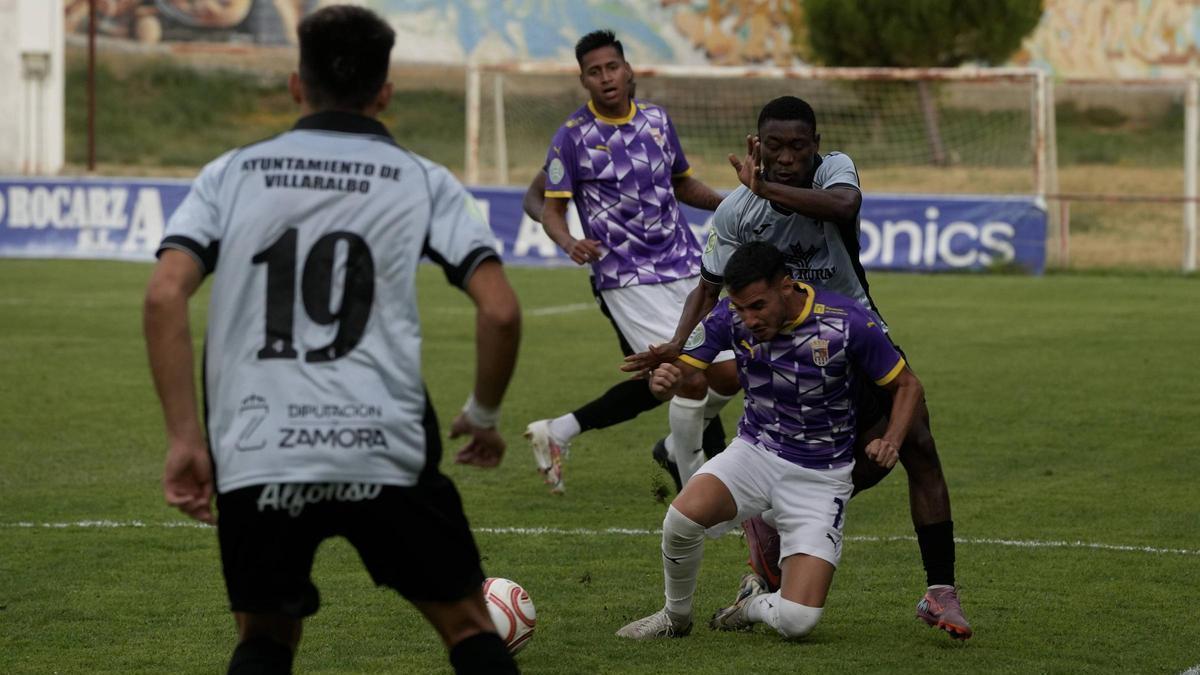 Theo Goore busca recuperar el balón ante un rival.