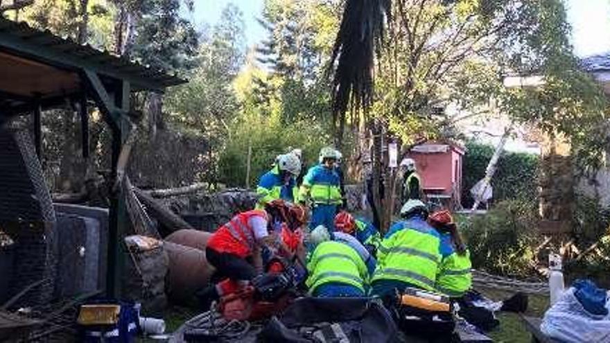 Algunos de los senderistas, tras su rescate.