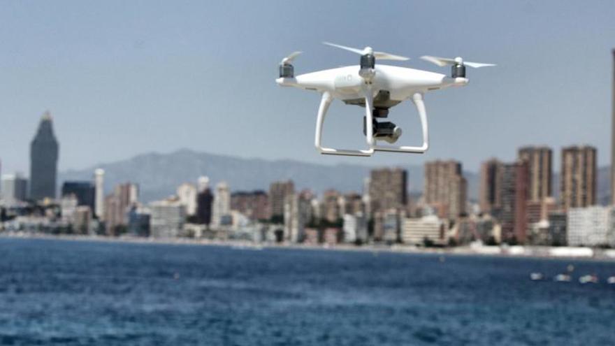 El dron que vivilará las playas, iniciando esta mañana el vuelo.