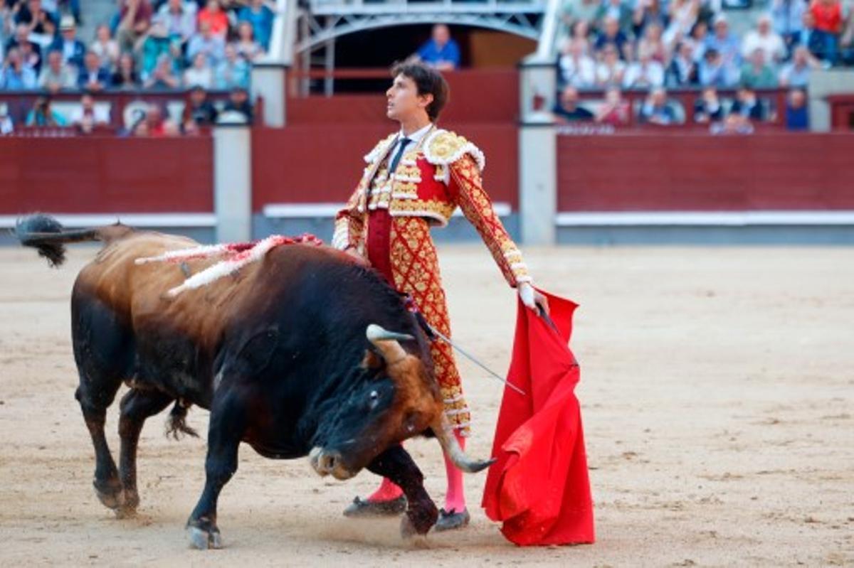 El diestro Andrés Roca da un pase a su primer astado durante el festejo de la Feria de San Isidro.