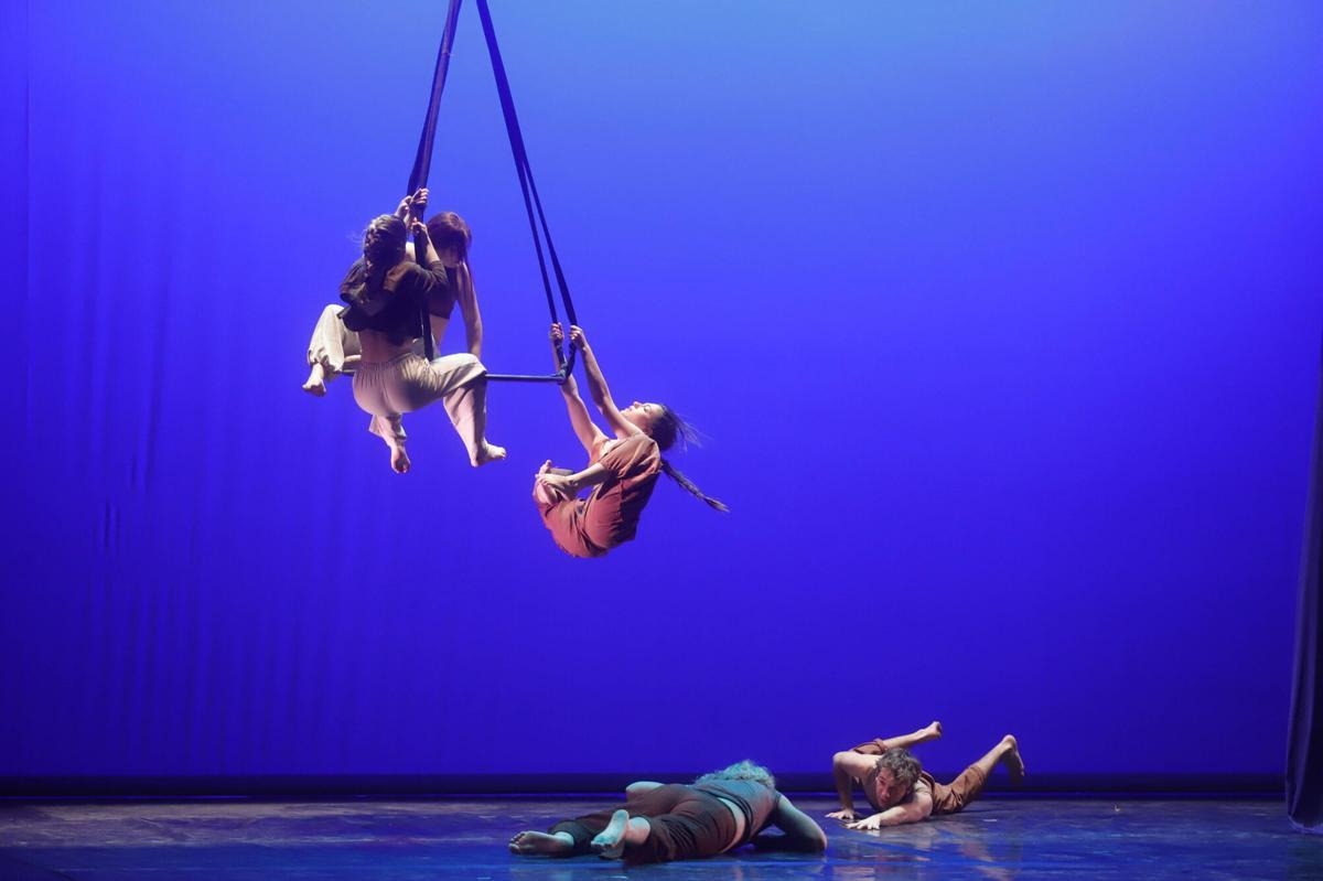 Número de acrobacia en la ESAD, incluido en la gala del Día Mundial del Teatro.