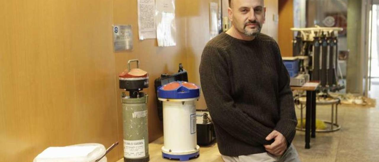 Francisco Plaza Jorge, ayer, junto a instrumentos de investigación oceanográfica.