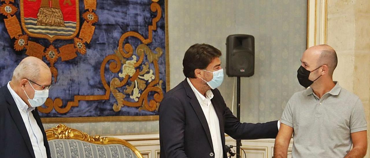 El edil González y Barcala, con uno de los ganadores de los premios de la Semana de la Movilidad.  | INFORMACIÓN