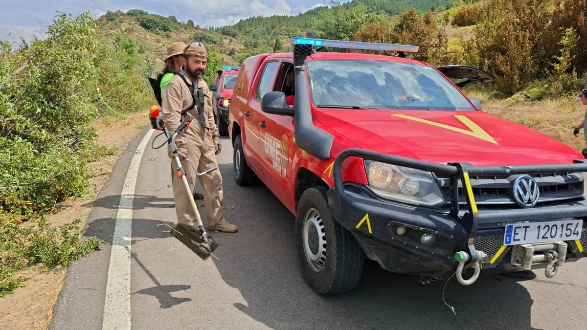 El periodista Urbanos Ansa, que ejerce como voluntario apagando el fuego, es un gran conocedor de la Peña Oroel.