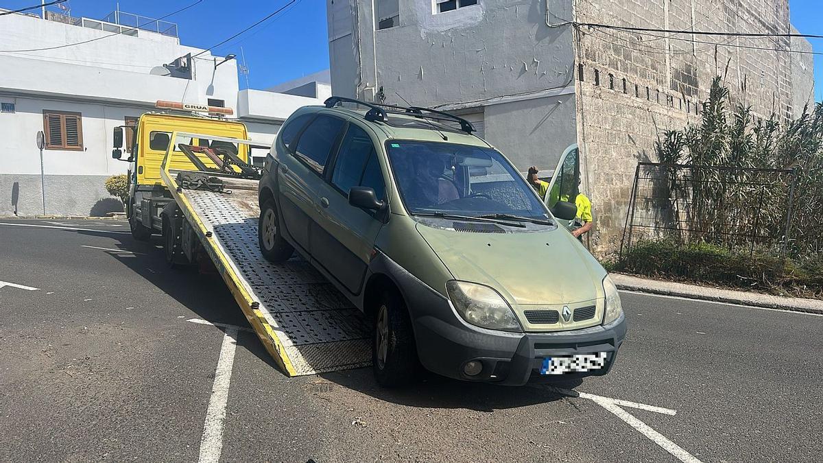 Imagen de la retirada de un vehículo abandonado en las calles del municipio de Ingenio.