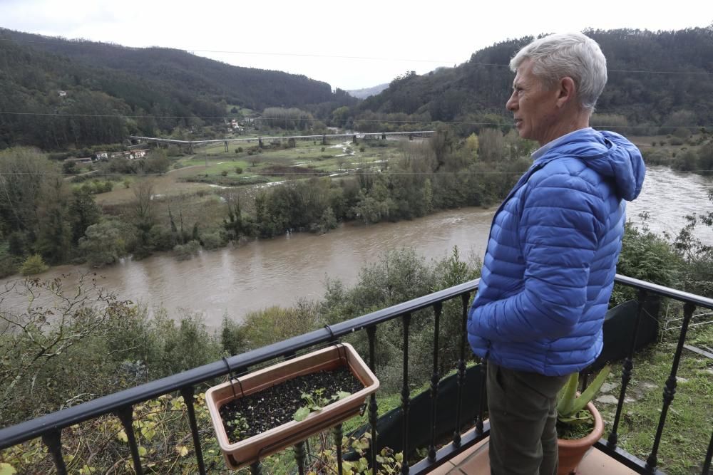 El río Nalón desbordado a su paso por Pravia y Quinzanas