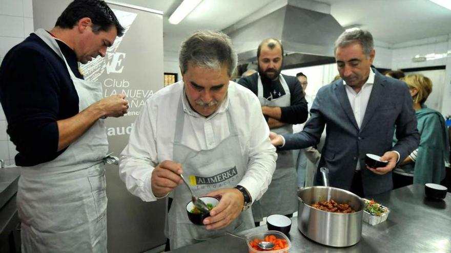 El alcalde de Mieres, Aníbal Vázquez, prepara un plato junto a los otros invitados.