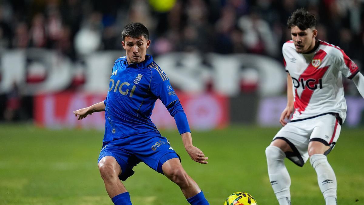 Thiago Fernandez of Real Oviedo plays the ball during the Spanish League, LaLiga EA Sports, football match played between Rayo Vallecano and Real Oviedo at Estadio de Vallecas on March 4, 2026, in Madrid, Spain. AFP7 04/03/2026 ONLY FOR USE IN SPAIN. Dennis Agyeman / AFP7 / Europa Press;2026;SOCCER;SPAIN;SPORT;ZSOCCER;ZSPORT;Rayo Vallecano v Real Oviedo - LaLiga EA Sports