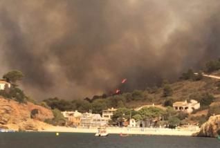 El fuego amenaza la cala de la Granadella