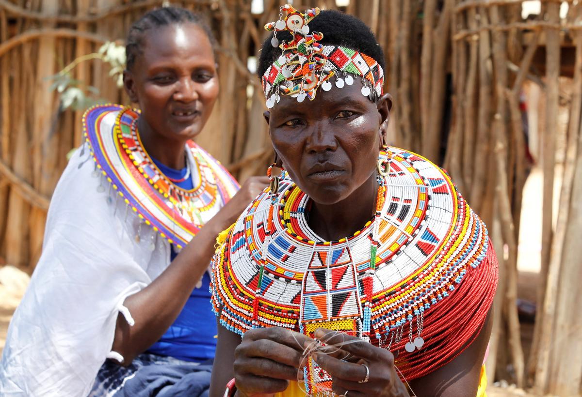 Las mujeres de la tribu Samburu que escaparon de la mutilación genital femenina y otros tipos de violencia de género hacen adornos tradicionales en la aldea de Umoja donde los hombres están restringidos, en Kenia