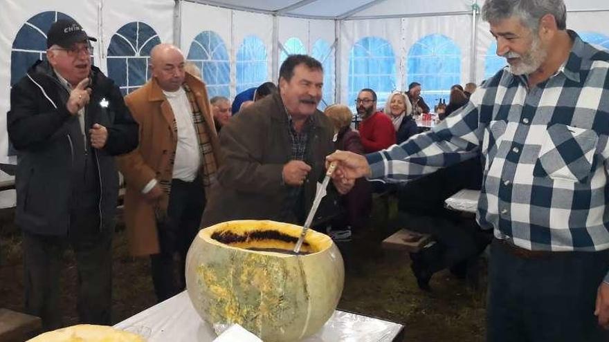 Vecinos de Bueu que participan desde hace años en esta cita del &quot;Viño Novo&quot; de Cabanelas // FDV