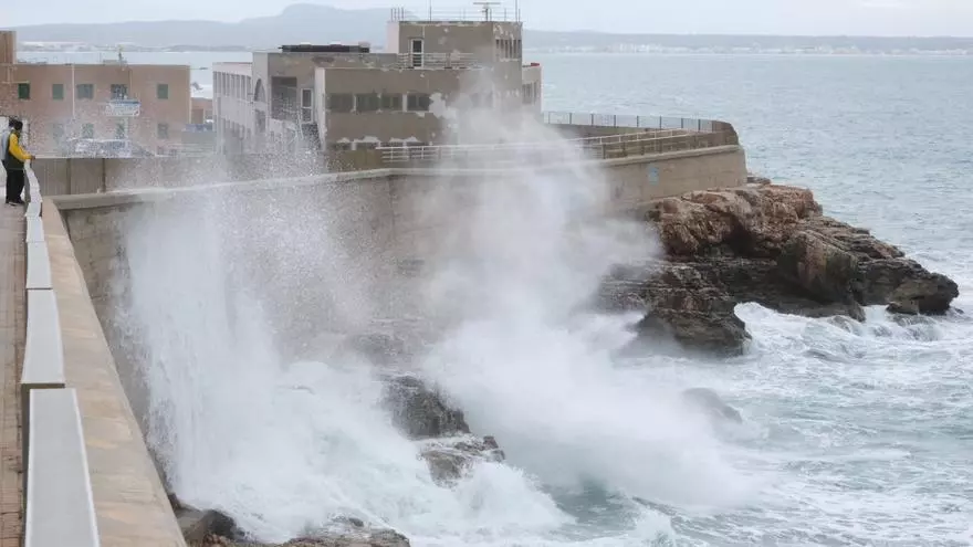 Borrasca Bella en Mallorca: Fuerte oleaje en el Dique del Oeste