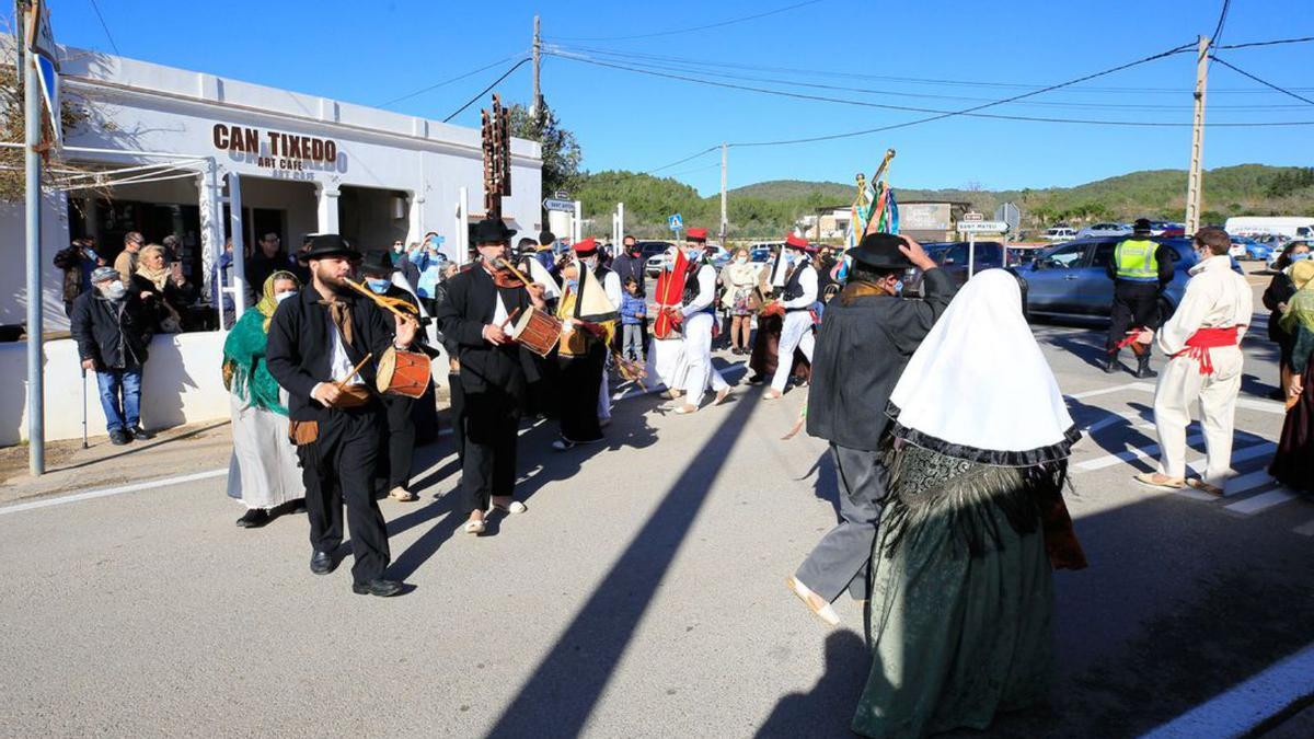 La Colla de Buscastell pasea en procesión a la patrona de las fiestas.  