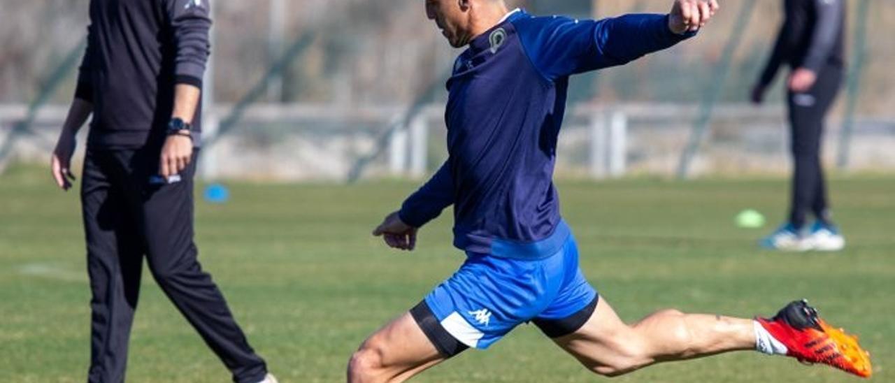 Pedro Sánchez ensaya el golpeo en un entrenamiento del Hércules en Fontcalent.