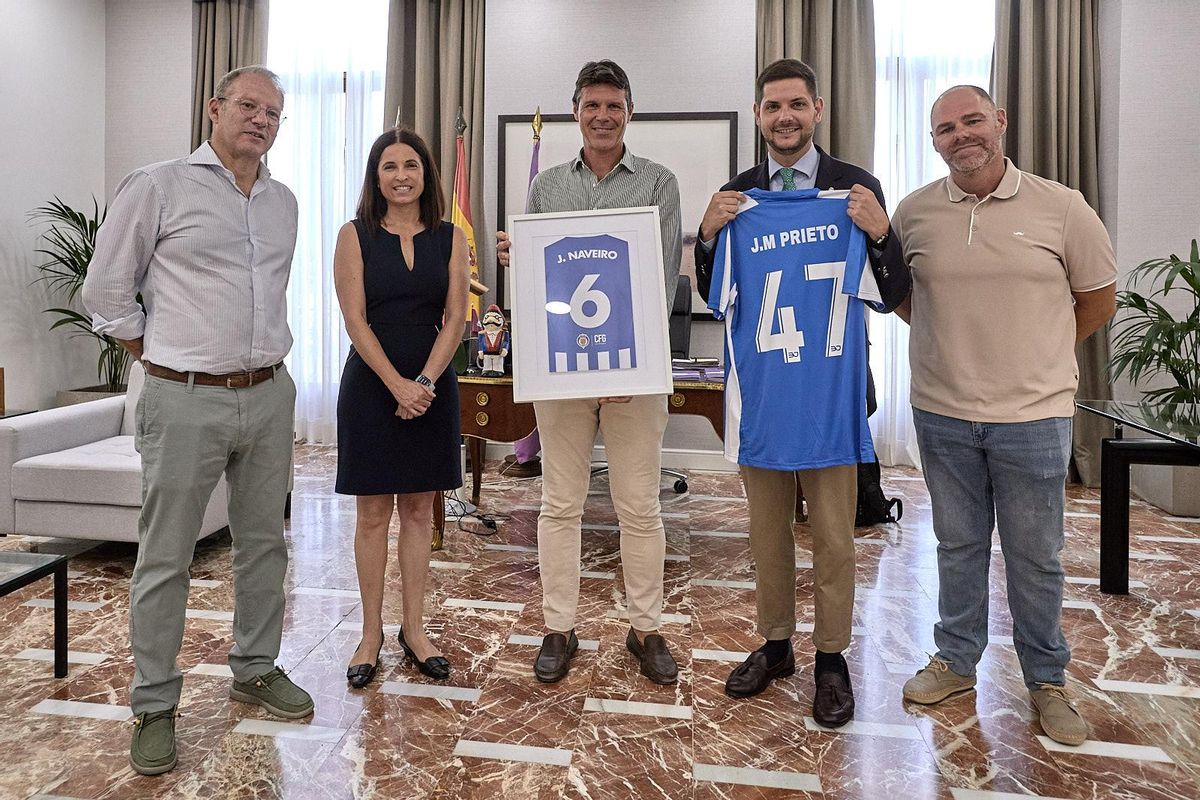 La directiva regaló unas camisetas personalizadas a Prieto y Naveiro.