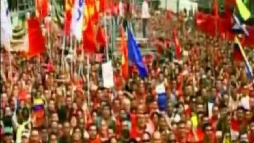 Los venezolanos salen a la calle para suplir la ausencia de Chávez