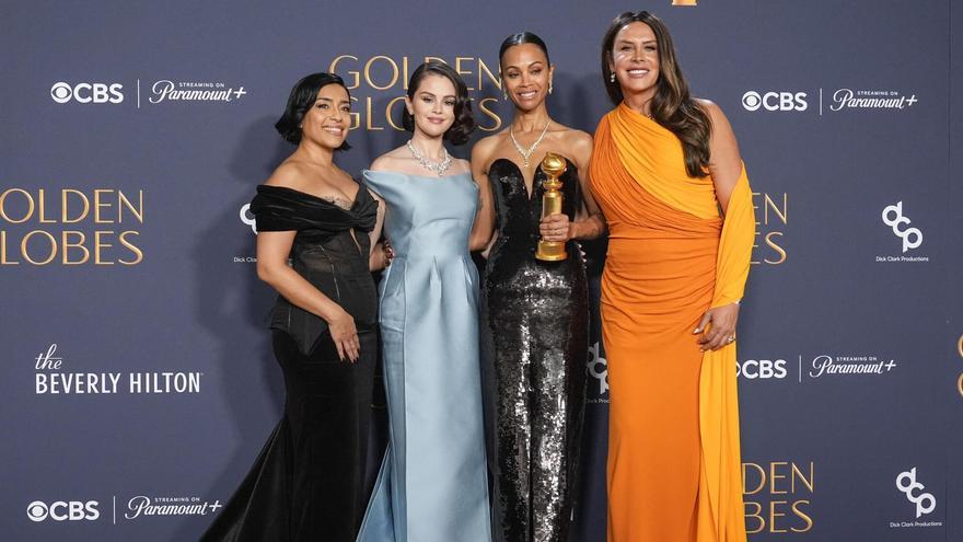 De izquierda a derecha Adriana Paz, Selena Gomez, Zoe Saldana, y Karla Sofia Gascon en la sala de prensa.
