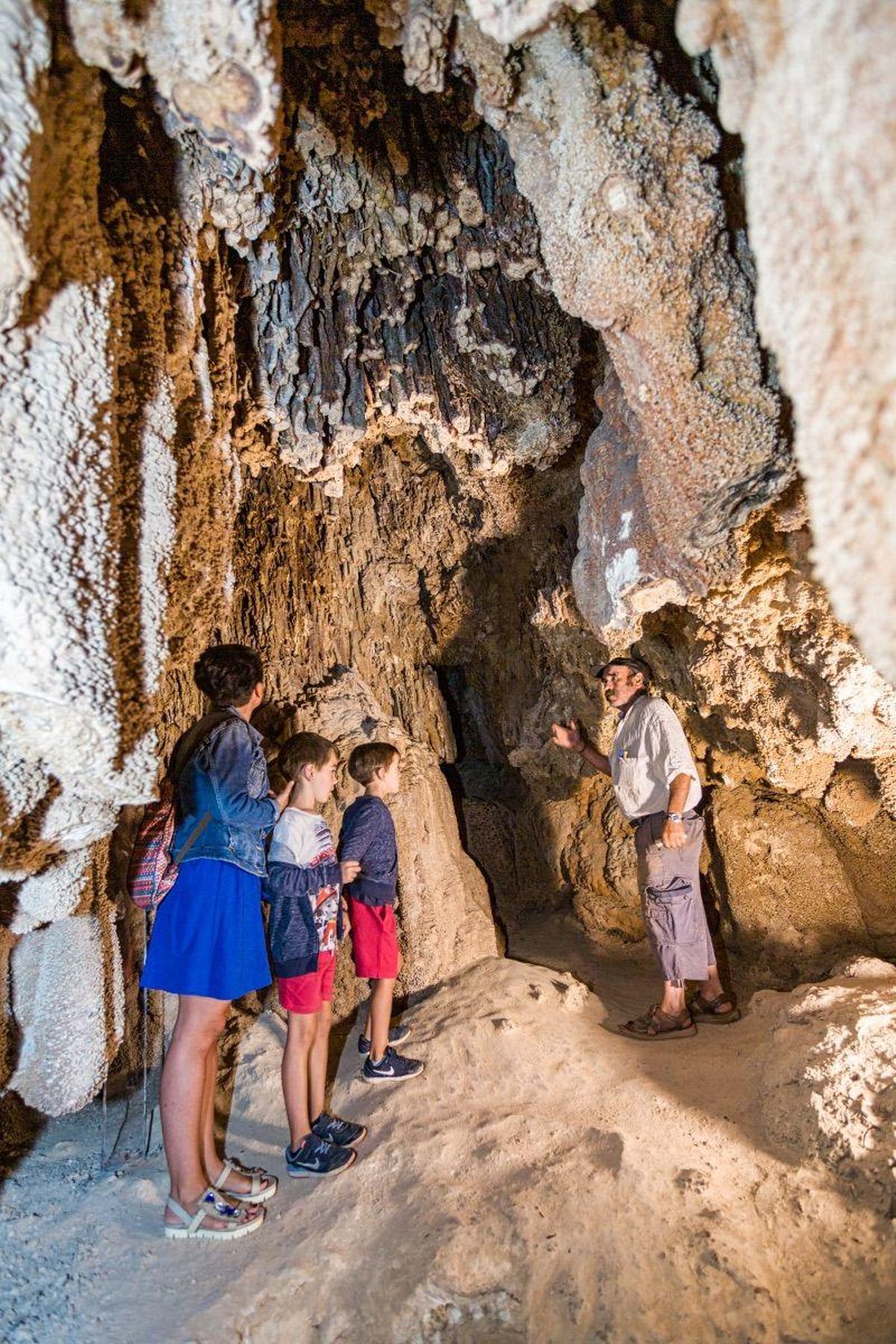 Una familia a las puertas de la Gruta de las Maravillas