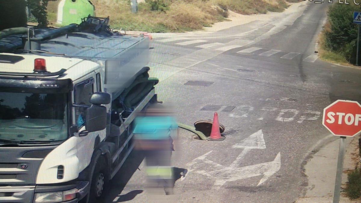 Un momento del vertido, captado por las cámaras