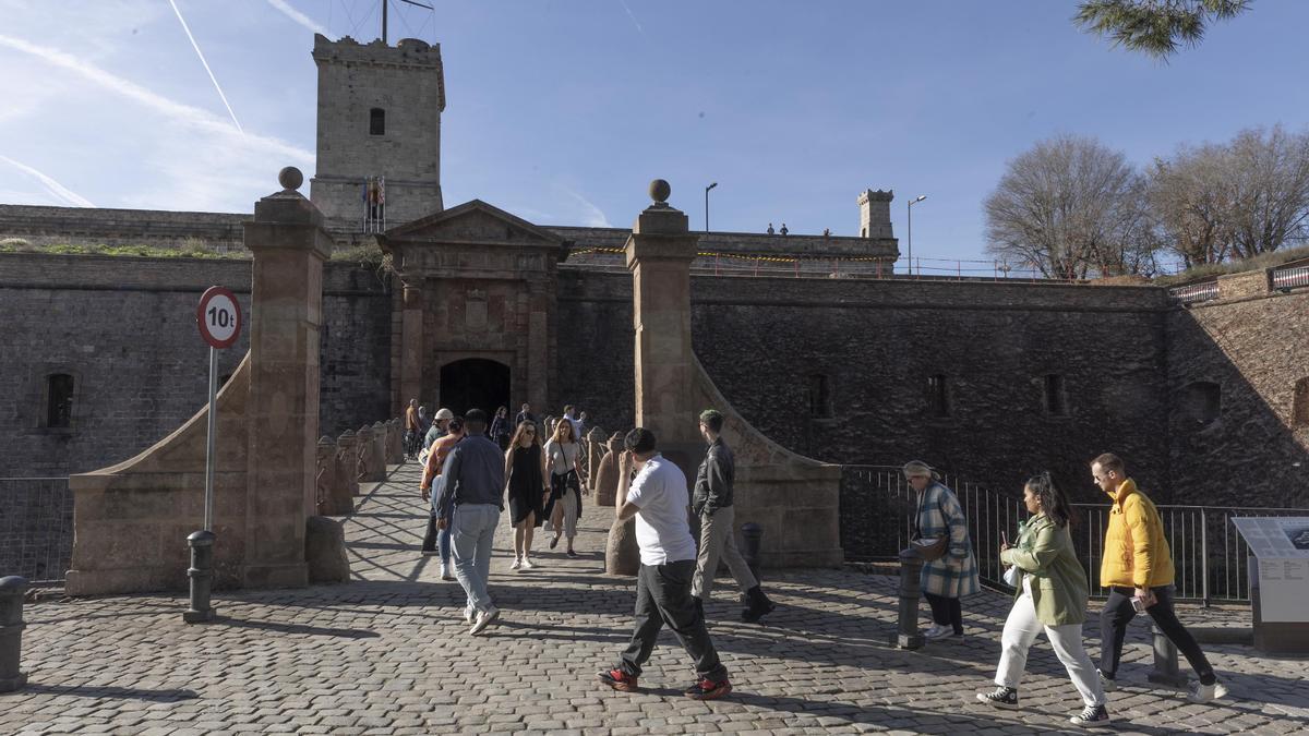 Turistas visitando el castillo de Montjuïc, el pasado diciembre.