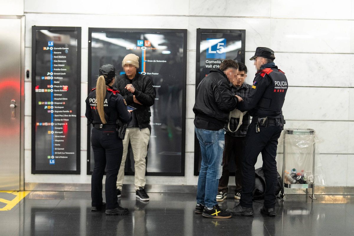 Macrodispositivo de los Mossos junto a la seguridad de TMB en el metro de Barcelona