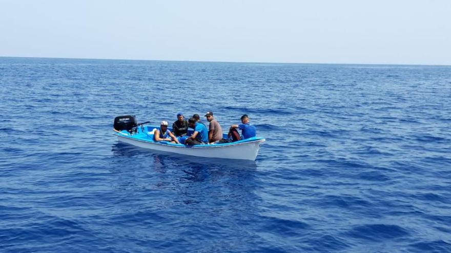 Rescatan a una treintena de inmigrantes en tres pateras en aguas de Alicante