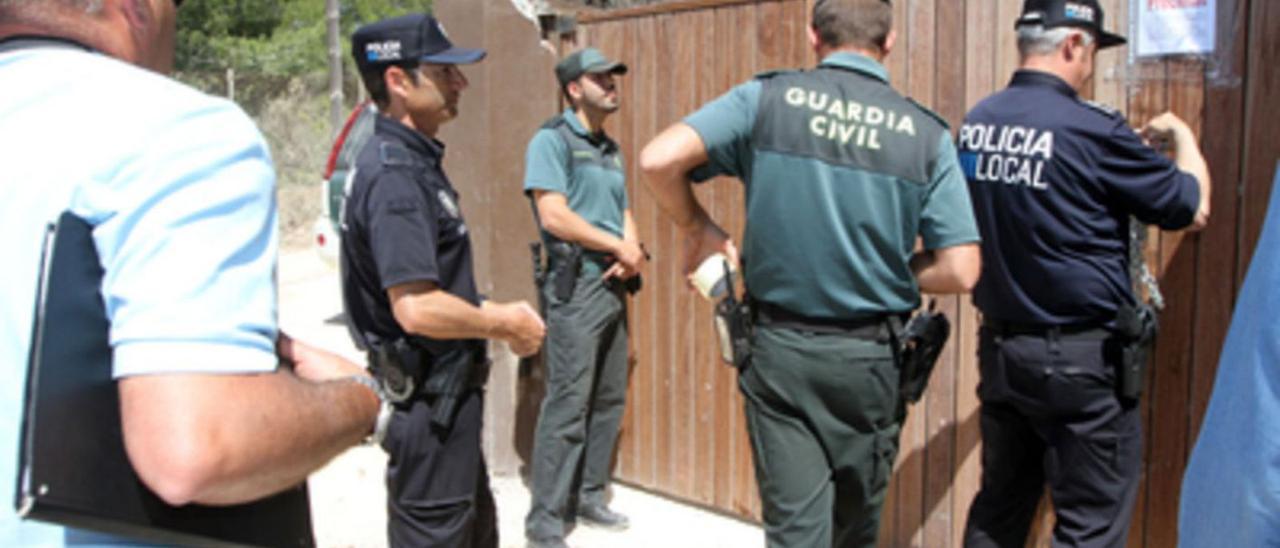La Policía Local y la Guardia Civil precintan la entrada a Casa Lola, el pasado julio. | LORENA PORTERO