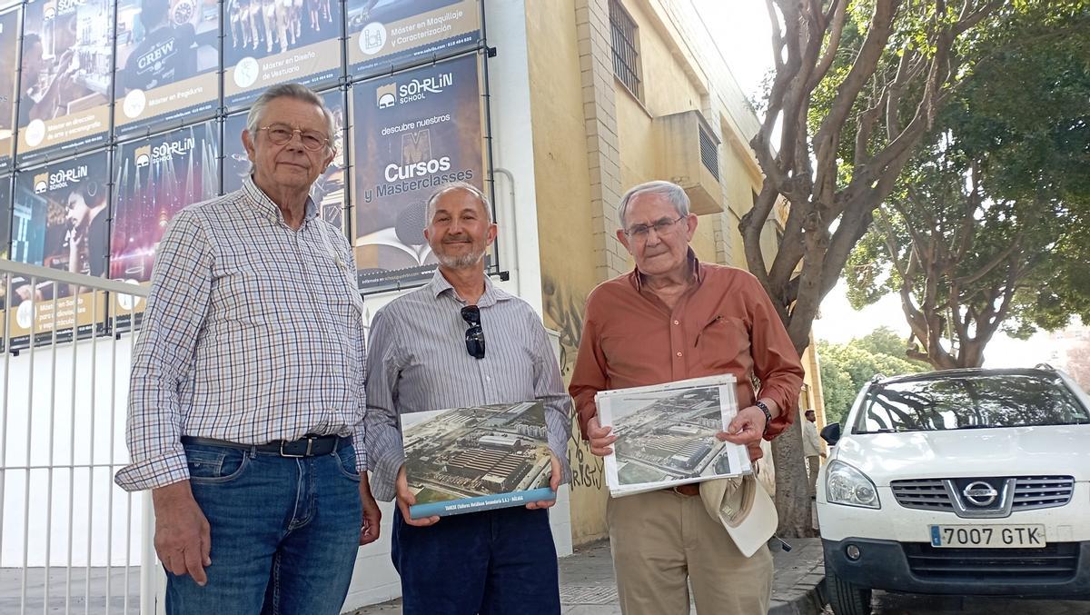 Antonio Roldán y Francisco Rodríguez Marín, de Apidma, con Miguel Laure, antiguo trabajador de Tamese, junto al módulo del almacén y antiguas oficinas técnicas.