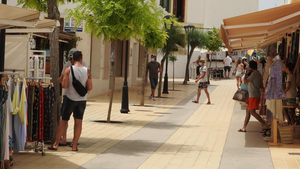 Turistas en Sant Francesc, ayer.