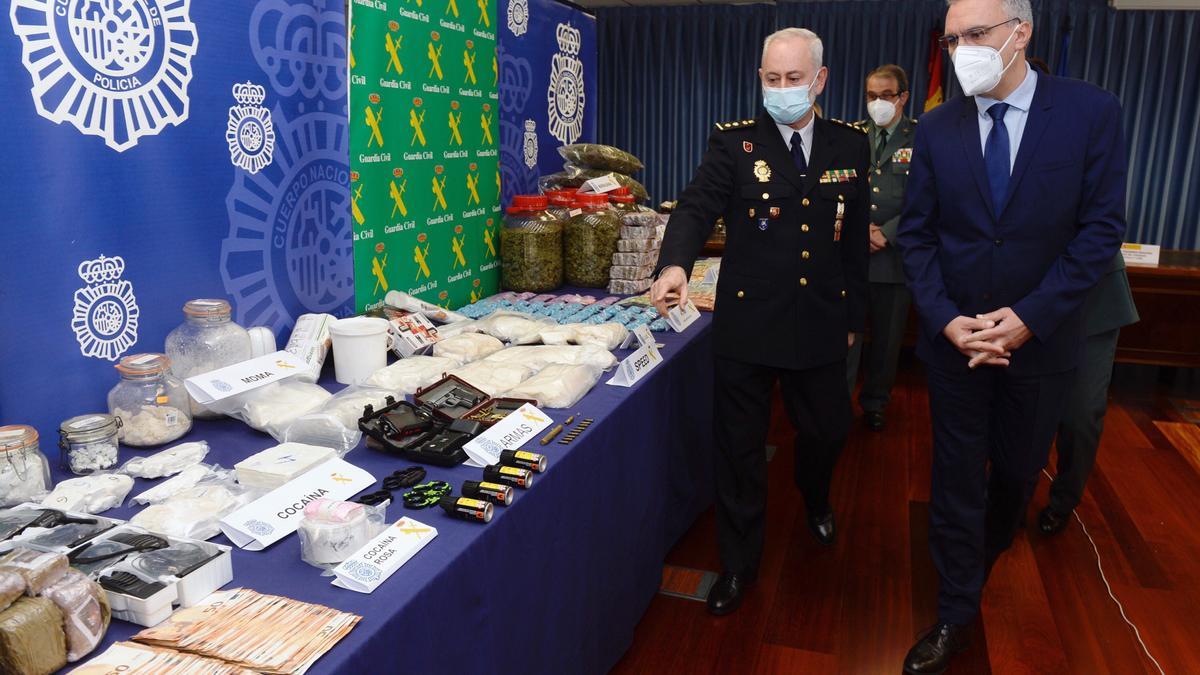 El delegado del Gobierno, Javier Izquierdo, junto a mandos de la policía y la Guardia Civil, inspeccionan la mercancía incautada.