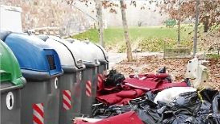 Les moquetes llançades al costat d&#039;un contenidor, a Fontajau.