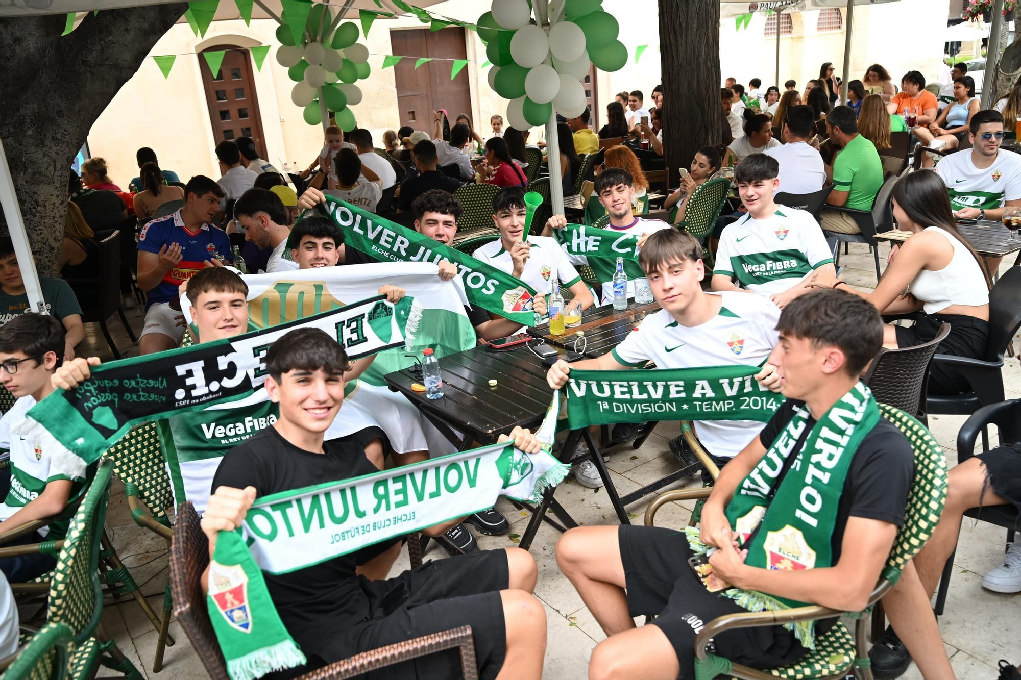 Terrazas llenas y nervios a flor de piel en el centro de Elche para ver el partido
