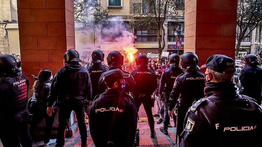 La avalancha 
de manifestantes obliga a la Policía a blindar las instituciones