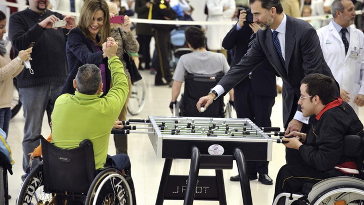 Los reyes Felipe y Letizia, ayer, durante una visita al Hospital Nacional de Parapléjicos, en Toledo.