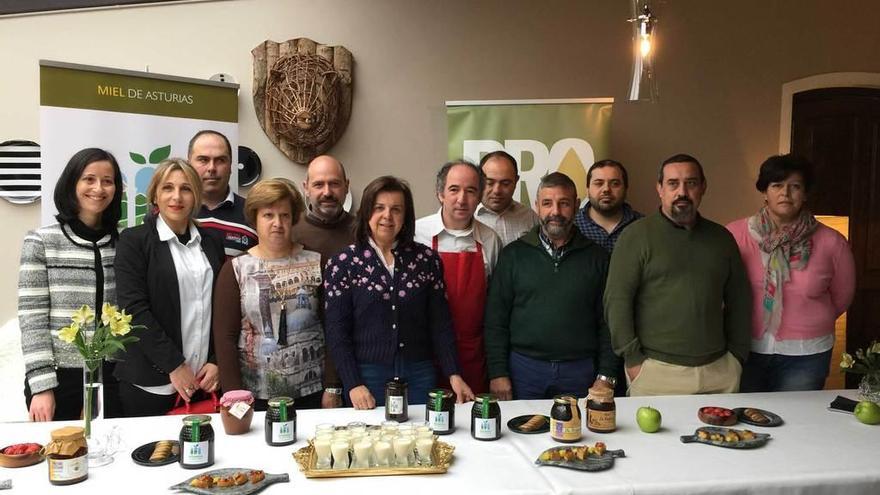 Apicultores y autoridades durante la presentación de la incorporación de la miel asturiana a la marca de calidad &quot;Alimentos del Paraíso Natural&quot;, ayer, en El Corral del Indianu de Arriondas.